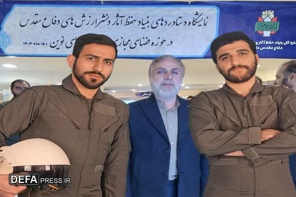 عکس معاون عملیات فضای مجازی ستاد کل نیروهای مسلح با شهیدان «کشوری» و «شیرودی»