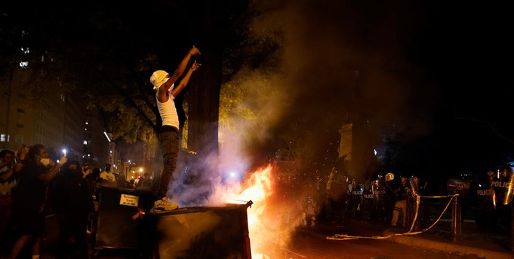 تصاویر| استقرار گارد ملی آمریکا مقابل کاخ سفید برای مقابله با معترضان