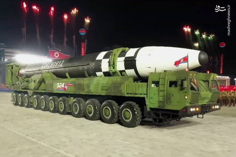 نگاهی به رژه بزرگ ارتش کره شمالی/ رونمایی از موشکی که تمام خاک آمریکا را هدف قرار میدهد +تصاویر