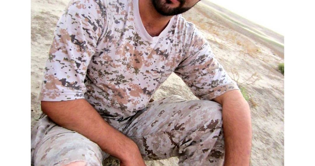 .
…
شلوار نظامیش رو آورد و گفت برام میدوزیش؟
گفتم مادر این شلوارت خیلی کهنه شده مگه لبا…