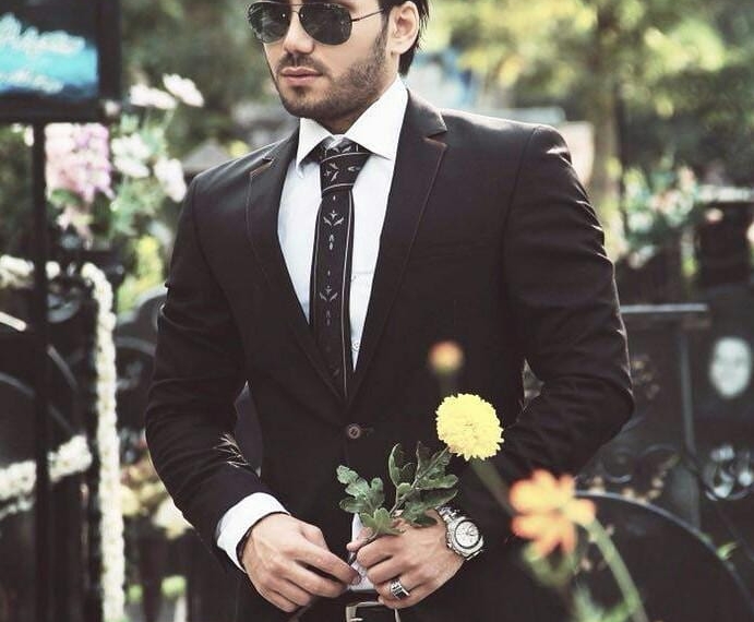 به نام آفریننده عشق…..
وقتی عکس او را میبینی یاد سلبریتی ها یا مدل ها به ذهنت خطور میکن…