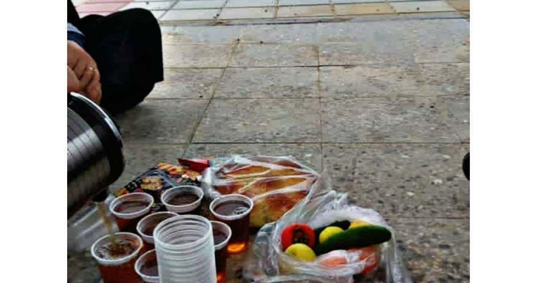 .
.
دیروز که ما زیر باران چای شهادت میریختیم، شهادت رفته بود هزارکیلومتر آنطرفتر دنبال…