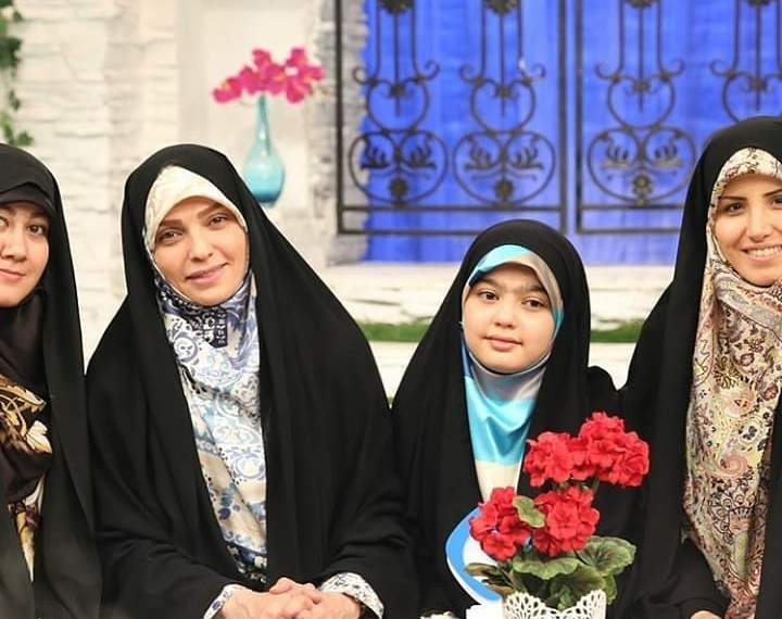 ڪوچڪ دُختِ من؛
بہ پاس قد ڪشیدن وجب بہ وجبت
“نیم وجبے جانم..”
بہ پاس سانت بہ سانت موهاے فرگ…