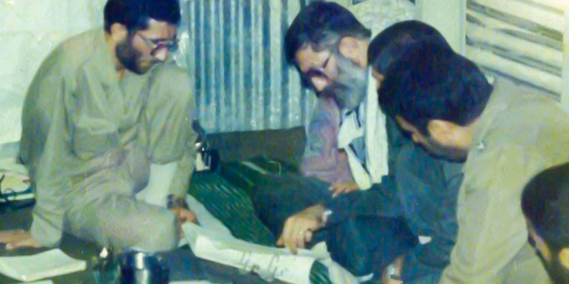 سردار «علیاصغر زارعی» و رهبر معظم انقلاب در دوران دفاع مقدس+ عکس