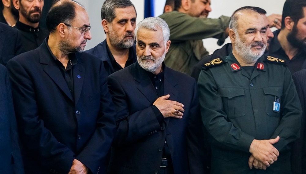 تبلور آیه قرآن کریم در رفتار «حاج قاسم» در مراسم یک مادر شهید