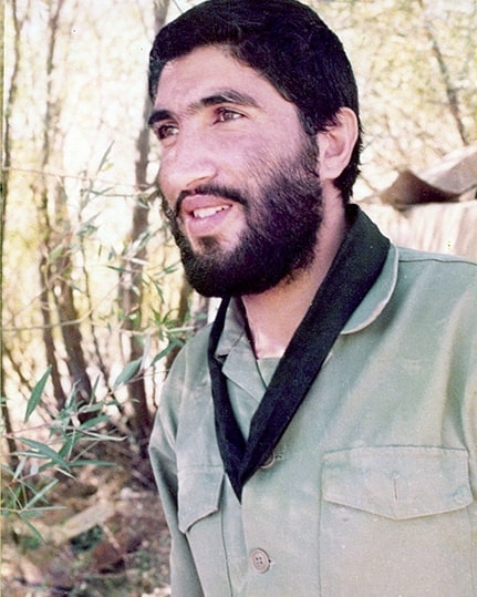 .
من دنیا را در
آیینه چشمان تو دنبال میکنم ،
همان دنیایی که تو از منزلگاه
به نظاره نشستی….