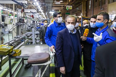 گفت‌وگوی کارگران خطوط تولید کارخانه ایران خودرو با علیرضا رزم‌حسینی وزیر صنعت، معدن و تجارت