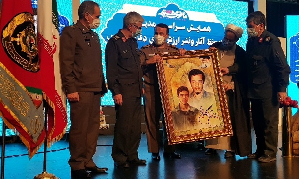 تجلیل از سرلشکر باقری در همایش مدیران بنیاد حفظ آثار و نشر ارزش‌های دفاع مقدس