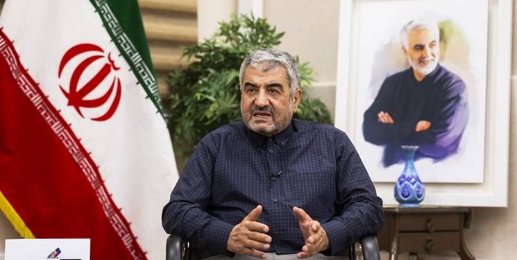 سردار جعفری: به معاونانم گفتم سردار سلیمانی فرمانده سپاه است/ حاجقاسم نویسنده نامه ۲۴ فرمانده به خاتمی بود/ سالها بود نوربالا میزد