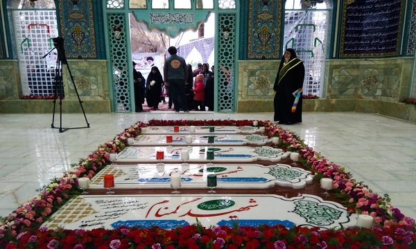 غبار روبی مزار شهدای منطقه ۱۷ تهران همزمان با «روز پدر»