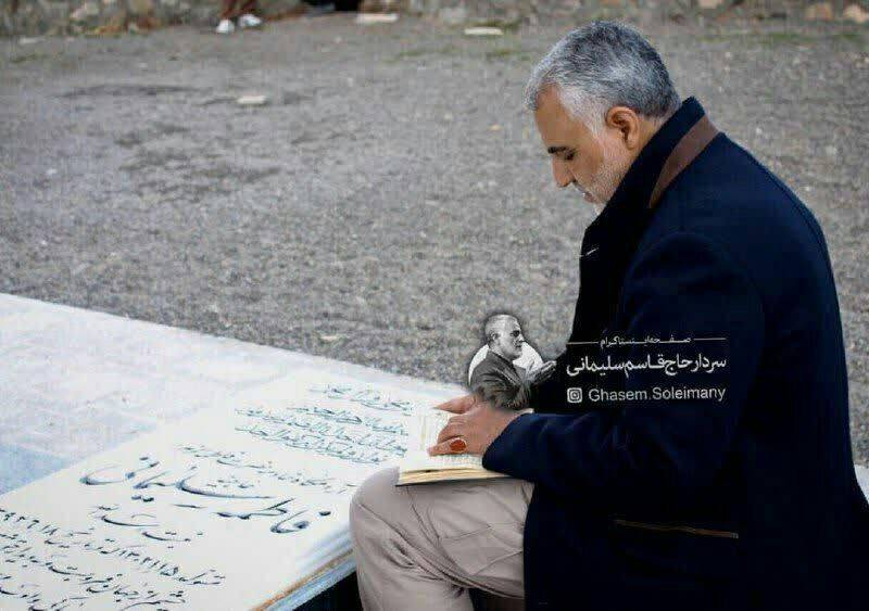 عکس/ حاج قاسم در روز مادر بر مزار مادر