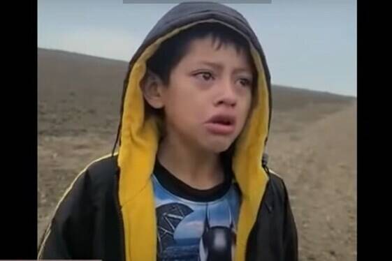 انتشار فیلمی از یک کودک پناهجوی رها شده در مرز آمریکا