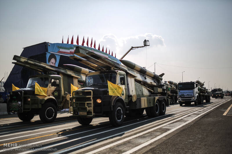 رژه پهپادها، موشک‌ها و تجهیزات ارتش با شعار «ارتش فدای ملت»