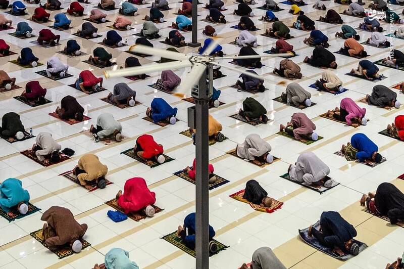 عکس/ اقامه نماز با رعایت فاصله اجتماعی در اندونزی