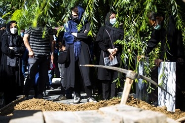 مراسم تشییع و خاکسپاری پیکر مهشاد کریمی و ریحانه یاسینی خبرنگاران فقید ایسنا و ایرنا در قطعه نام‌آوران بهشت زهرا(س)