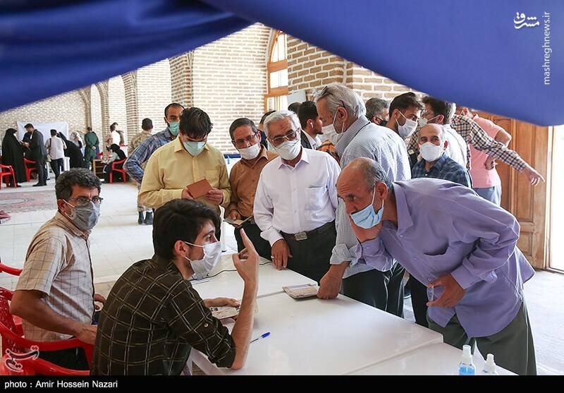 سردرگمی مردم با کمبود برگه‌های تعرفه در ساعات پایانی اخذ رأی