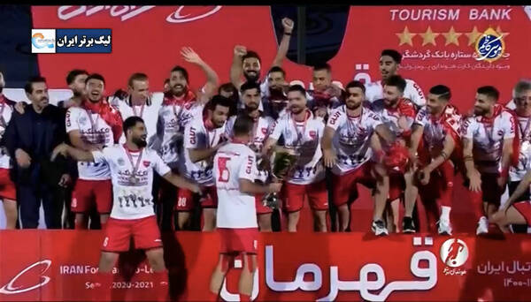 فیلم/ لحظه بالابردن جام قهرمانی پرسپولیس در لیگ بیستم