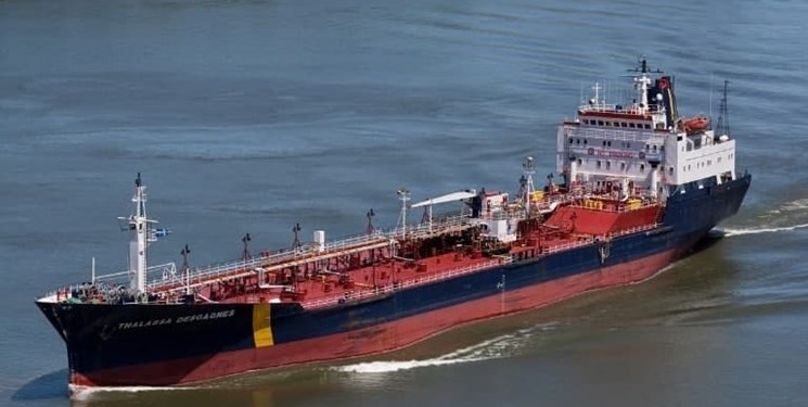 آسوشیتدپرس: چهار کشتی در سواحل امارات از کنترل خارج شده‌اند