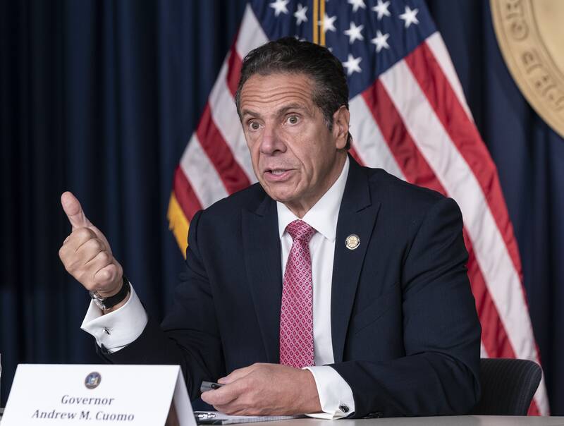 استعفای فرماندار نیویورک بعد از آزار جنسی چندین زن/ کوئومو: این که چیزی نیست! + عکس و فیلم
