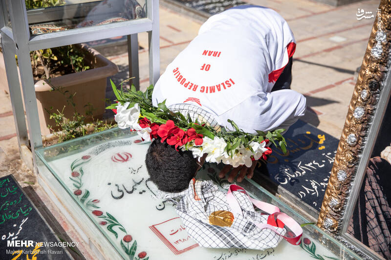 عکس/ ادای احترام قهرمان پارالمپیک به مزار حاج قاسم