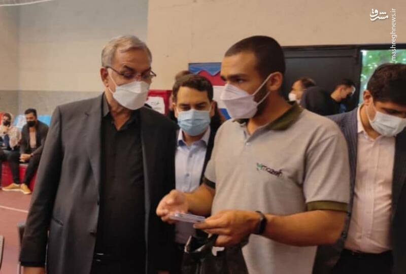 عکس/ بازدید سرزده وزیر بهداشت از مرکز واکسیناسیون