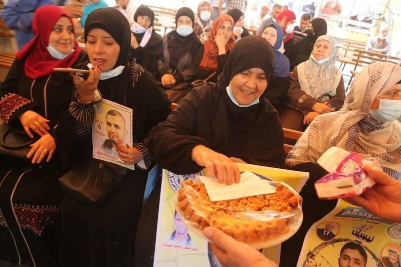 عکس/ توزیع شیرینی به مناسب شاهکار اسرای فلسطینی