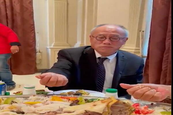 فیلم/ دردسر غذا خوردن سفیر ژاپن در عربستان