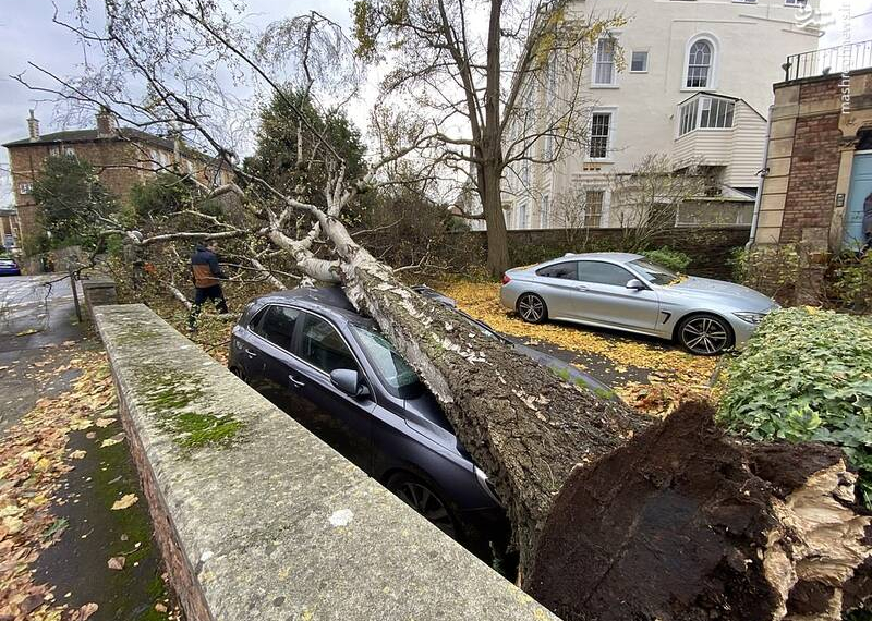 عکس/ خسارت طوفان "آرون" به خودروها