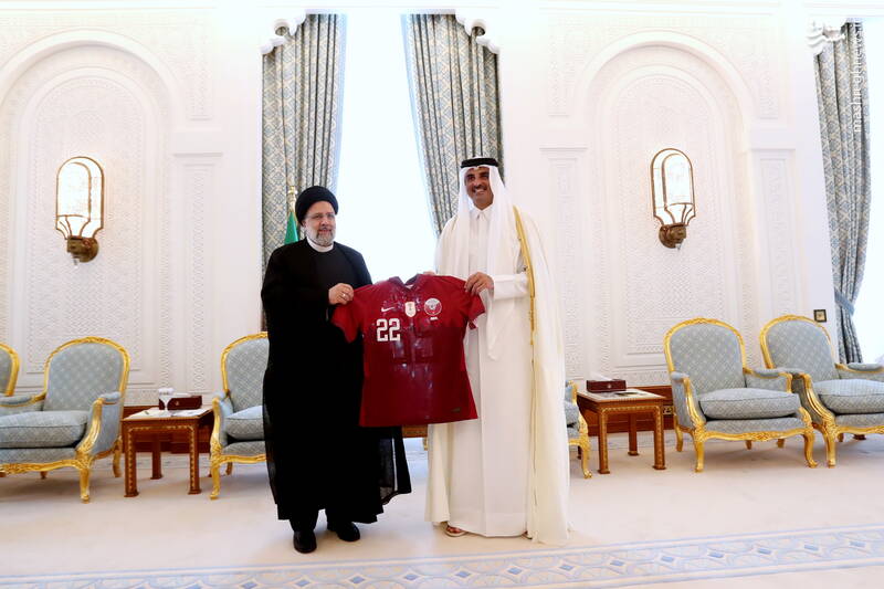 اهدای پیراهن تیم ملی فوتبال قطر به رئیسی +عکس