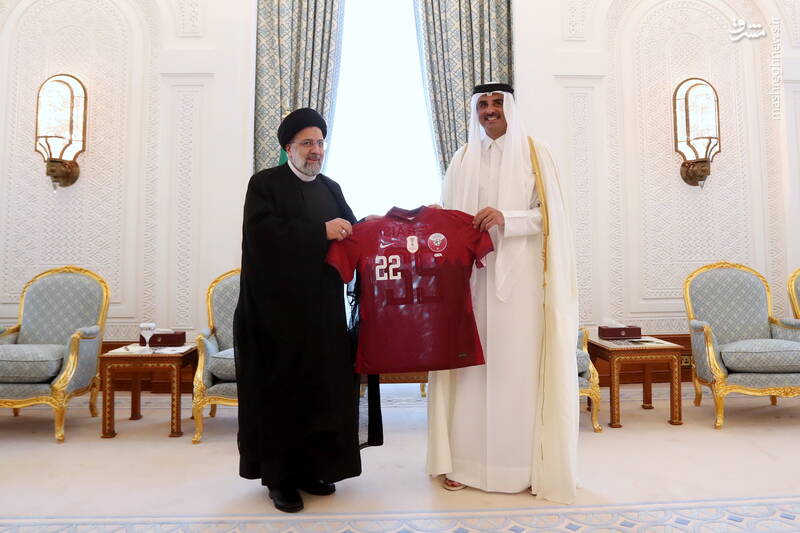 عکس/ اهدای پیراهن تیم ملی قطر به رییسی