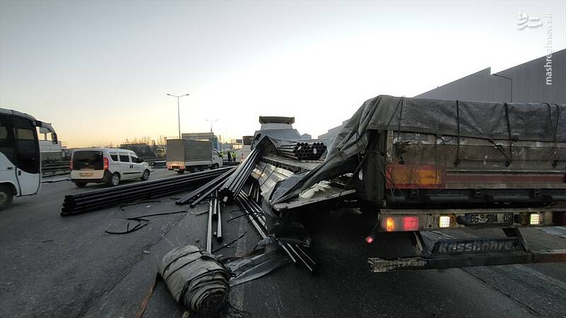 عکس/ سقوط لوله‌های آهنی از کامیون