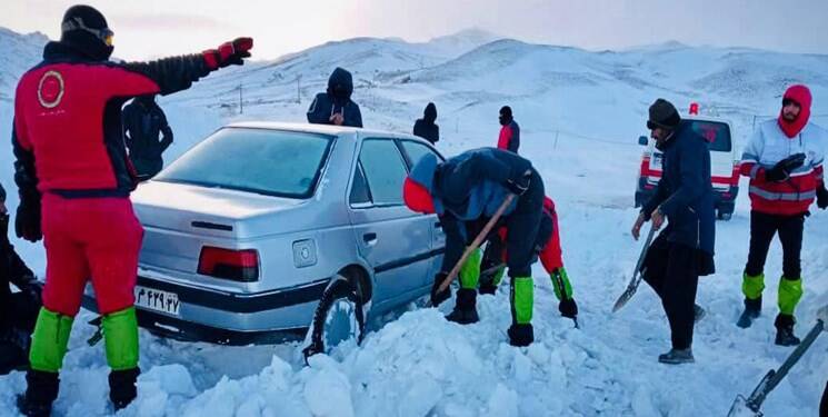 نجات ۴۲ دستگاه خودرو گرفتار شده در برف