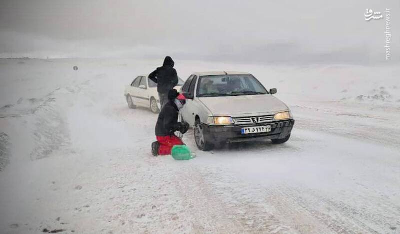 عکس/ امدادرسانی به خودروهای گرفتار در برف