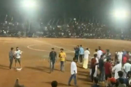 فیلم/ لحظه فرو ریختن سکوهای ورزشگاه در هند