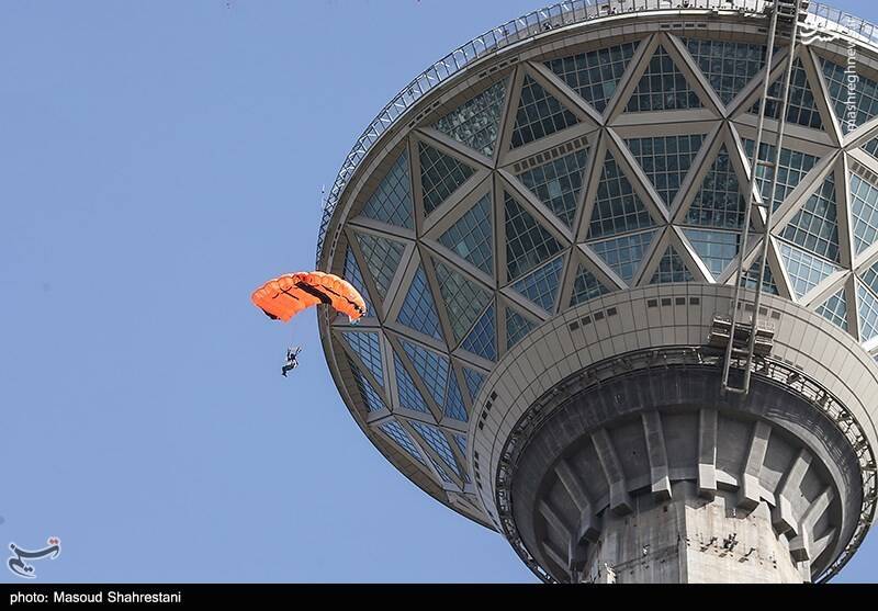 عکس/ پرش چتربازان از برج میلاد تهران