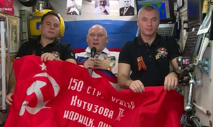 فیلم/ مخابره پیام فضانوردان روس در سالروز شکست آلمان‌نازی