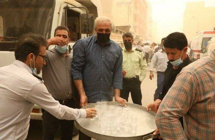 فیلم/ پذیرایی آبادانی‌ها از امدادگران متروپل