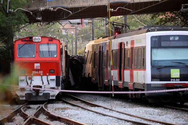 یک کشته و ۸۵ مجروح بر اثر برخورد دو قطار در اسپانیا