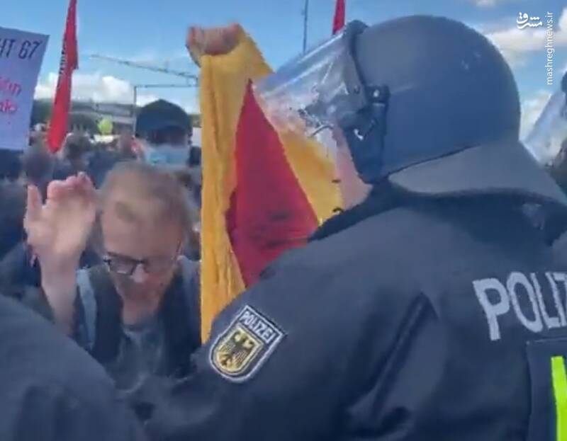 ماساژ رایگان معترضین آلمان توسط پلیس+فیلم