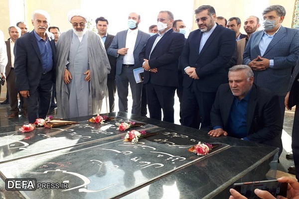 ادای احترام وزیر فرهنگ و ارشاد اسلامی به مقام شامخ شهدای گمنام در سمنان