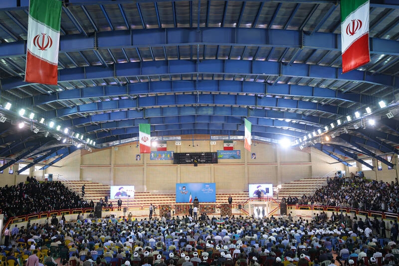 ملت ایران ثابت کرد دوران «بزن در رو» گذشته است/ با دستان توانای شما مردم دست مفسدان را در هر کجای کشور قطع میکنیم