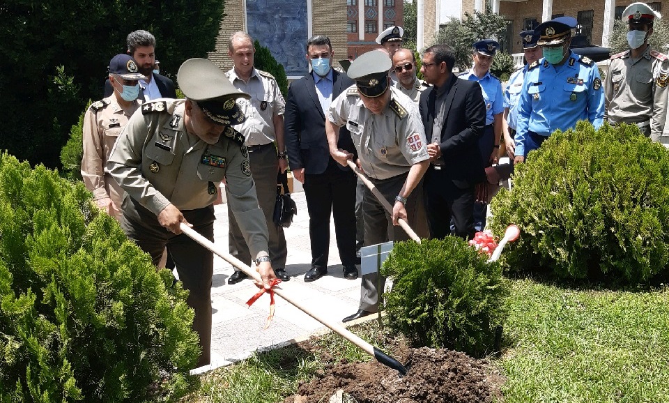 کاشت نهال صلح و دوستی در دانشگاه جنگ ارتش