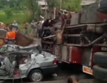 فیلم/ لحظه سقوط مرگبار کامیون بر روی پراید