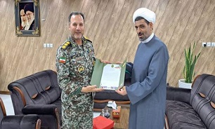 تقدیر فرمانده ارشد ارتش در قم از مدیرکل بنیاد شهید استان