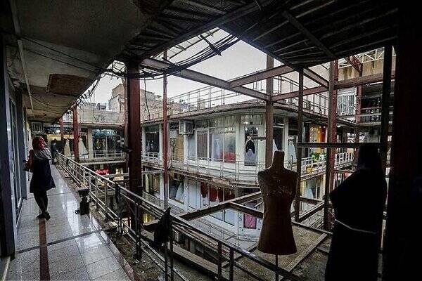 فیلم/ ریزش سقف یک پاساژ پس از باران!