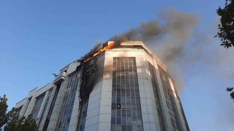 مهار آتش سوزی یک هتل و نجات ۱۰۰ مسافر در مشهد +فیلم