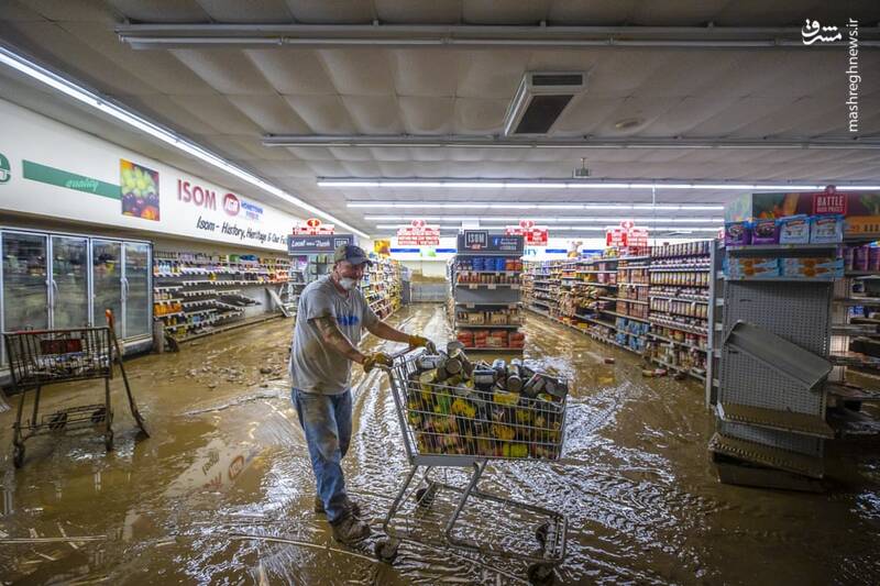 عکس/ ورود سیلاب به یک فروشگاه زنجیره‌ای