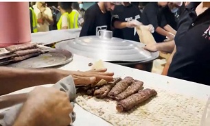 پخت و توزیع ۳۰۰۰ بسته غذای نذاری بین عزادارن حسینی در بندرعباس