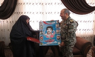 فرماندهان پدافند هوایی ارتش با خانواده&zwnj;های ۱۶ شهید در قم دیدار کردند