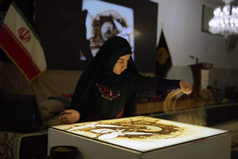 نماهنگ تاسوعا با نقاشی روی خاک فاطمه عبادی